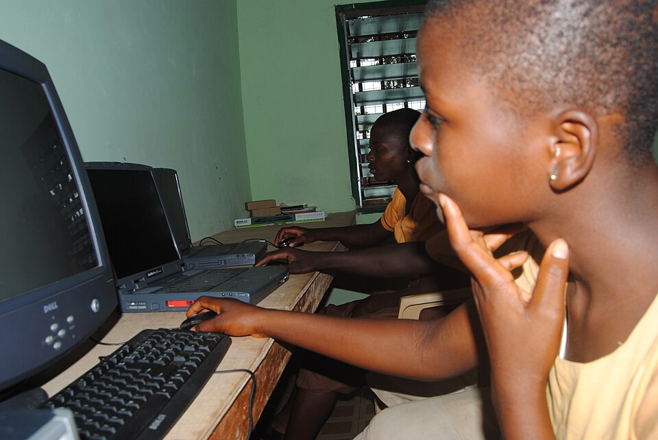Photo originale de jeunes qui utilisent des ordinateurs