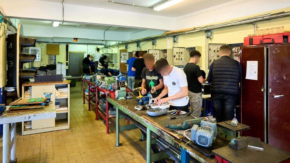 Photo originale d'élève dans une classe d'électromécanique